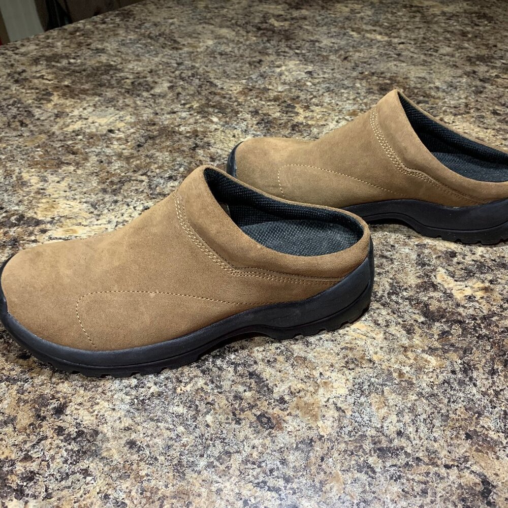 Tan Red Head clogg in a size 7, with a leather upper/shoe